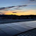 Installation professionnelle Sérénit’Aix de photovoltaïque de 30 kWc en surimposition sur toiture bac acier d’un garage automobile à Plan de Campagne.