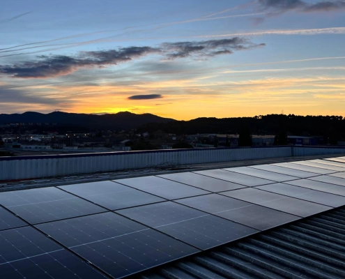 Installation professionnelle Sérénit’Aix de photovoltaïque de 30 kWc en surimposition sur toiture bac acier d’un garage automobile à Plan de Campagne.
