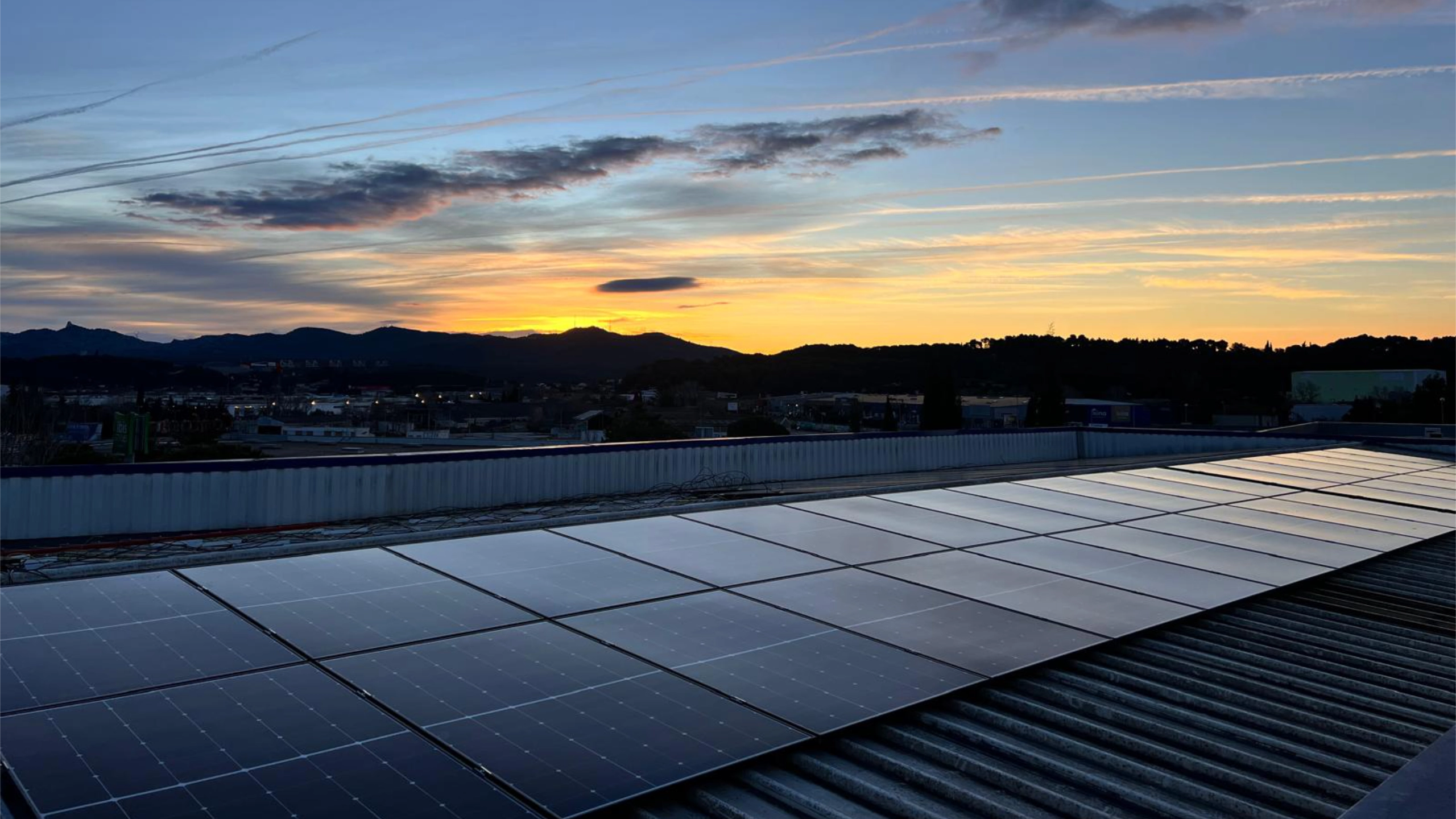 Installation professionnelle Sérénit’Aix de photovoltaïque de 30 kWc en surimposition sur toiture bac acier d’un garage automobile à Plan de Campagne.