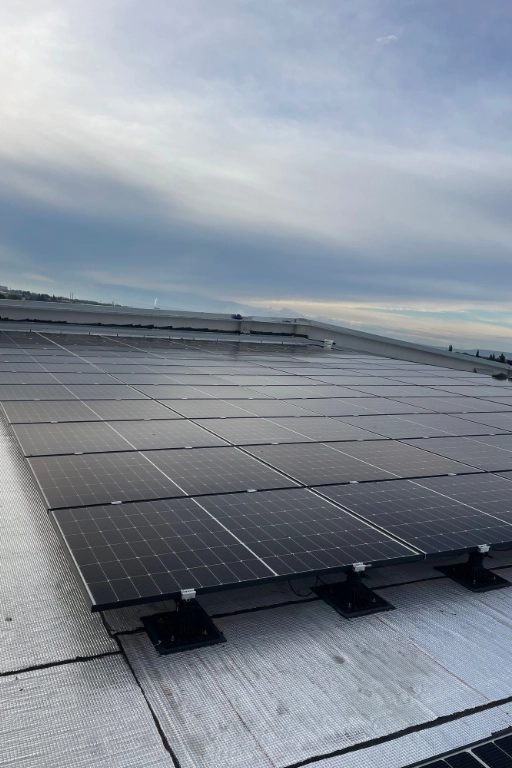 photovoltaique pro toit acier industriel la fare les oliviers Installation professionnelle de photovoltaïque sur toiture bac acier pour un site industriel à La Fare les Oliviers, adaptée à un environnement côtier proche de l’étang de Berre.