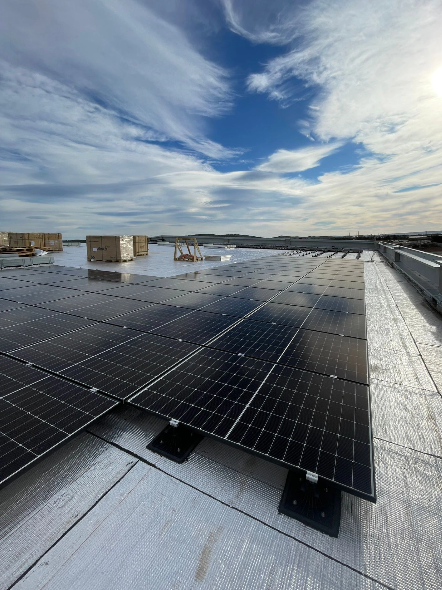 photovoltaique pro toit acier surimposition la fare les oliviers Installation professionnelle de photovoltaïque en surimposition sur toiture bac acier pour un site industriel à La Fare les Oliviers, dans le cadre d’un projet de 150 kWc.