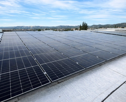 Installation professionnelle de photovoltaïque de 150 kWc sur toiture plate pour un site industriel à La Fare les Oliviers, réalisée pour un fabricant de piscines.
