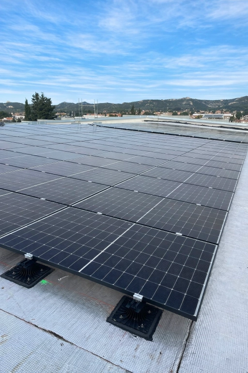 photovoltaique pro toiture plate industriel la fare les oliviers Centrale photovoltaïque installée sur toiture plate d’un bâtiment industriel à La Fare les Oliviers, adaptée à l’autoconsommation du fabricant de piscines.