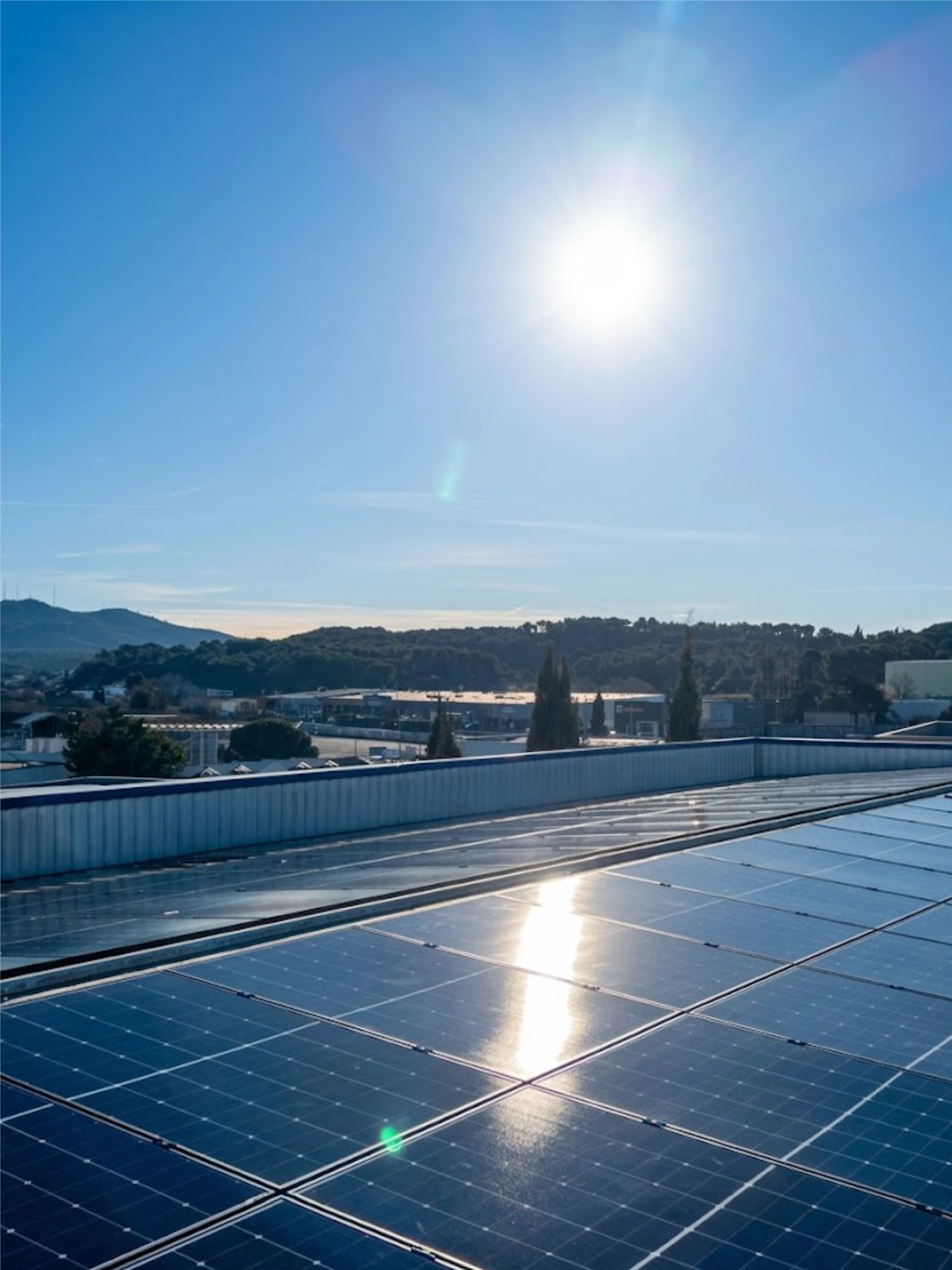 photovoltaique–pro bac acier 30kwc plan de campagne Installation professionnelle Sérénit’Aix de photovoltaïque de 30 kWc en surimposition sur toiture bac acier d’un garage à Plan de Campagne.