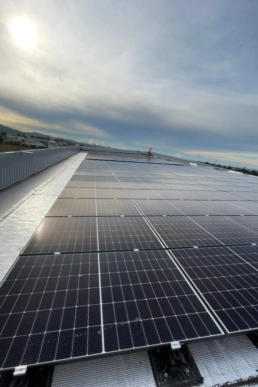 expert rge photovoltaique toiture industrielle bouches du rhone Toiture industrielle équipée de panneaux solaires par un expert photovoltaïque de Sérénit'Aix dans les Bouches-du-Rhône.