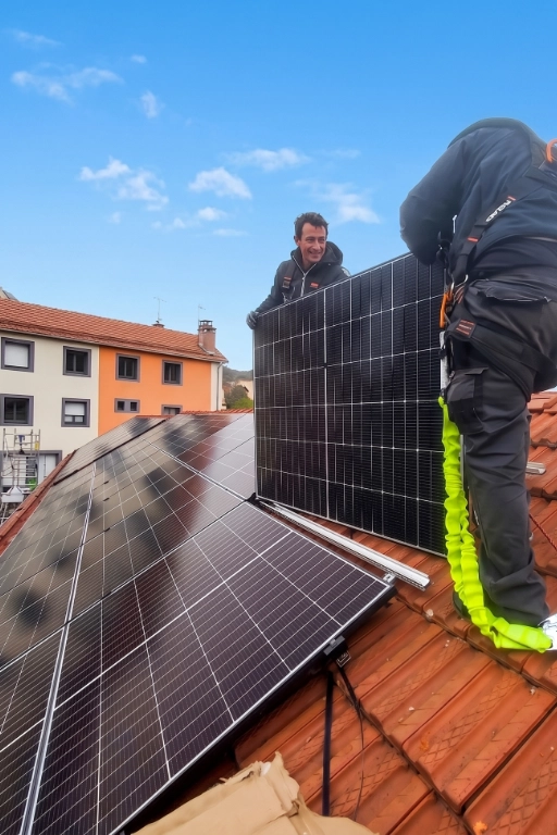 installateur solaire pose panneaux toiture tuiles marseille Pose de panneaux solaires sur une toiture en tuiles par un installateur solaire de Sérénit'Aix à Marseille.