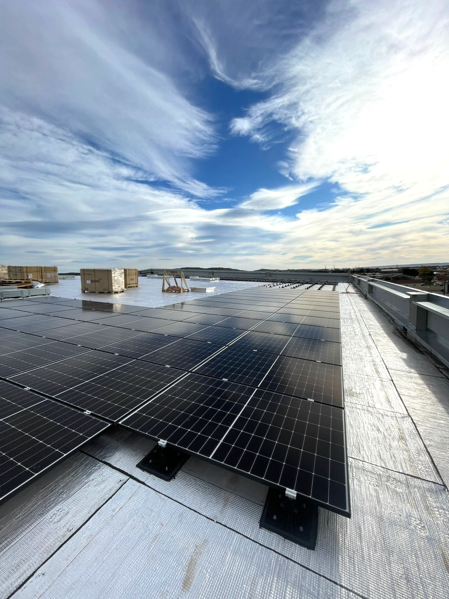 Pose de panneaux solaires sur une toiture en tuiles par des installateurs solaire de Sérénit'Aix à Marseille