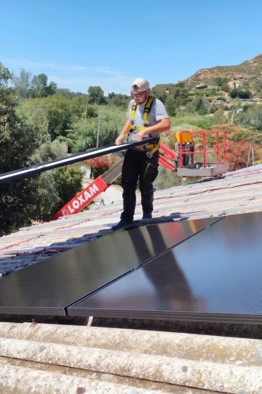 installation solaire chantier nacelle septemes les vallons Pose de panneaux sur un chantier photovoltaïque avec nacelle à Septèmes-les-Vallons par Sérénit'Aix.