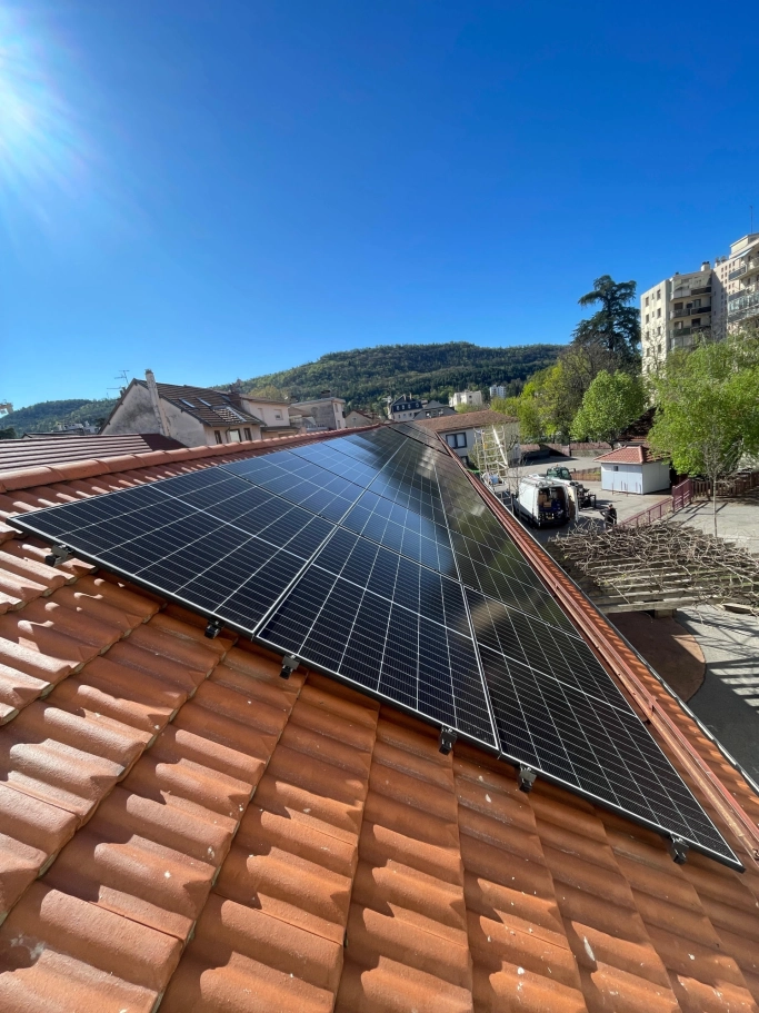 installation solaire ecole toiture tuiles paca Réalisation d'une installation solaire sur une toiture en tuiles dans les Bouches-du-Rhône par Sérénit'Aix.
