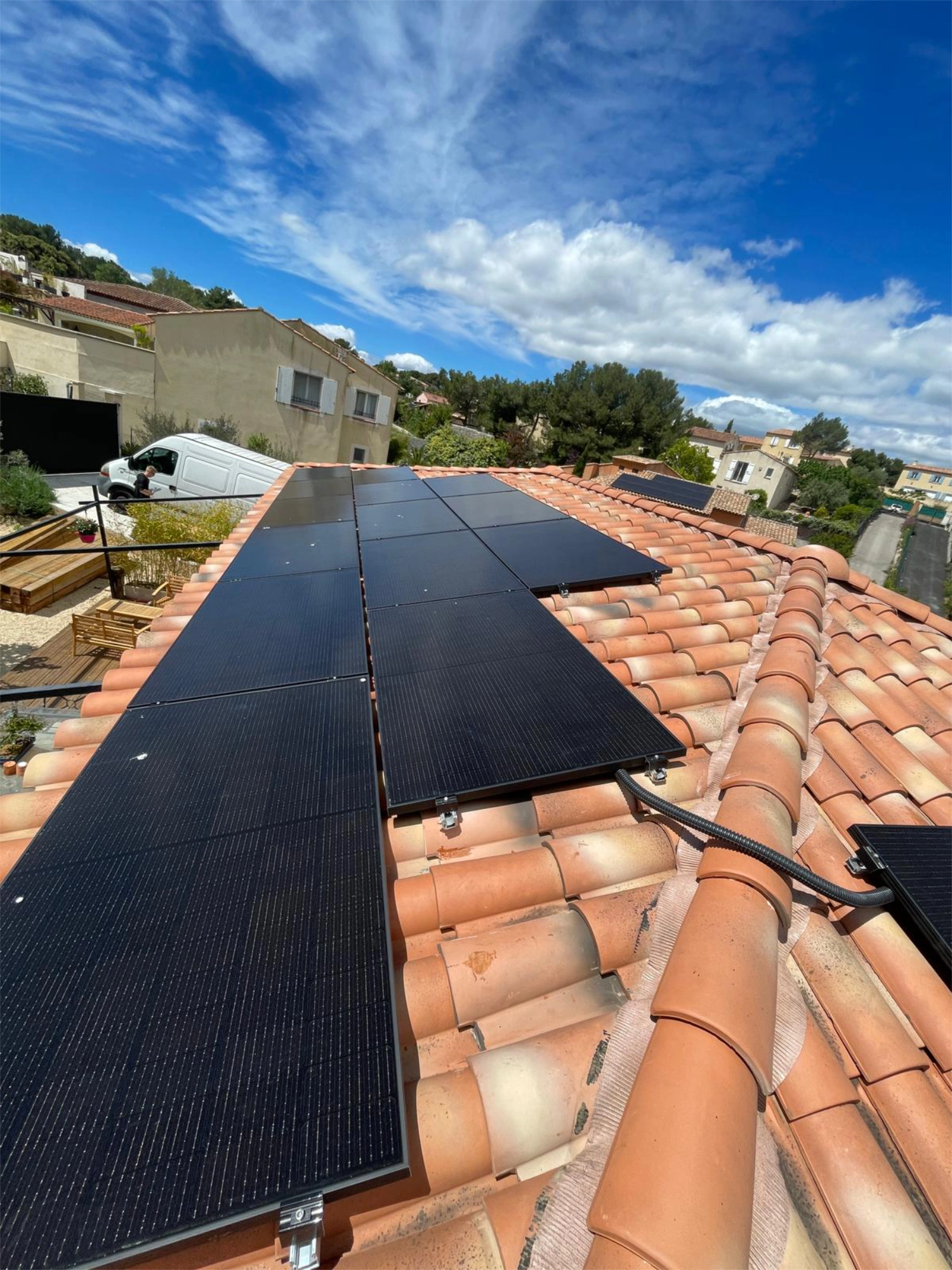panneaux solaires installation toiture les pennes mirabeau Installation photovoltaïque en surimposition sur toiture tuiles d'une maison individuelle aux Pennes Mirabeau, réalisée par Sérénit'Aix