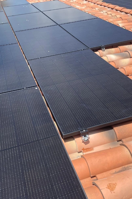 panneaux solaires pose toiture les pennes mirabeau Installation de 9 panneaux solaires full-black en surimposition sur une toiture de maison individuelle aux Pennes Mirabeau