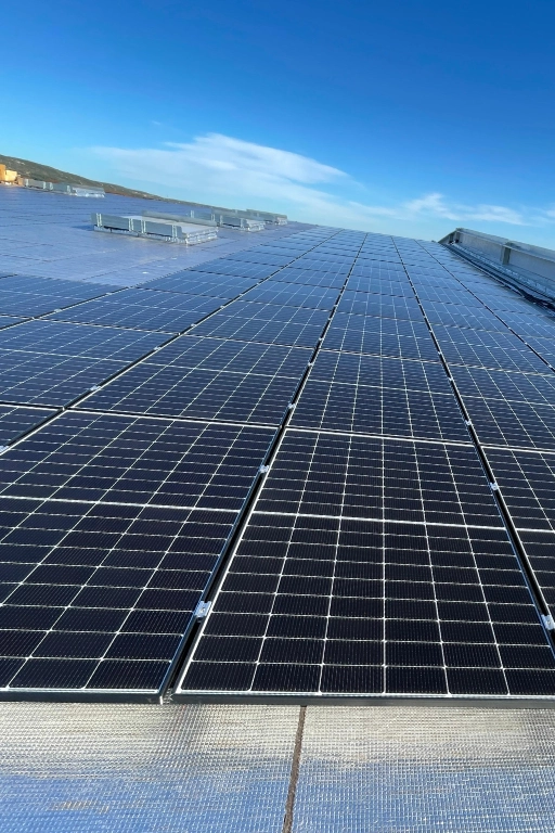 panneaux solaires toiture industrielle pro marseille Vaste centrale de panneaux solaires sur la toiture d'un bâtiment industriel à Marseille réalisée par Sérénit'Aix.