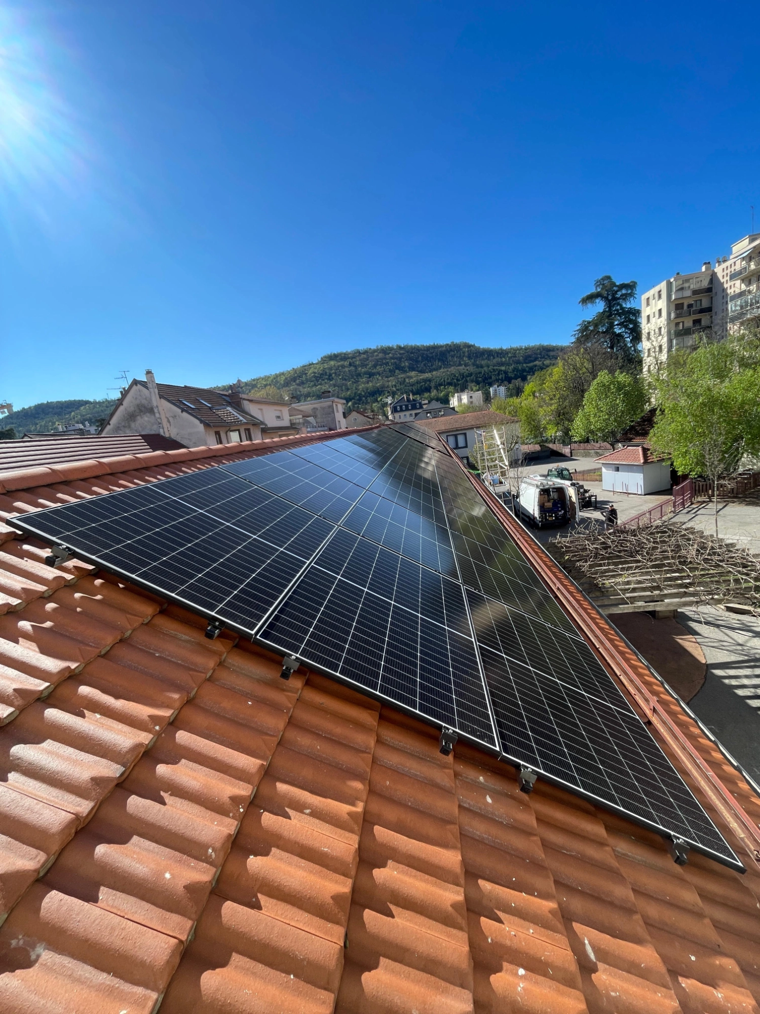 photovoltaique centrale toiture etablissement gap Centrale photovoltaïque de 41 kWc installée par Sérénit'Aix en surimposition sur la toiture de l'établissement scolaire à Gap