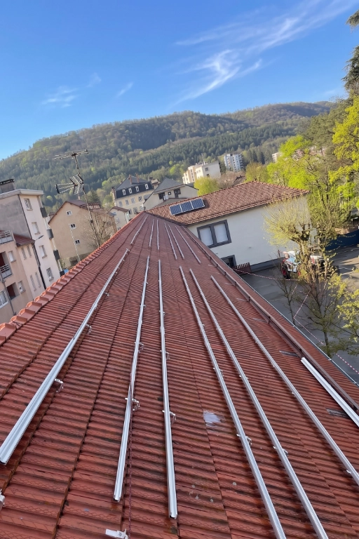 photovoltaique rails fixation toiture gap Rails de fixation posés sur la toiture de l'établissement scolaire de Gap avant l'installation des panneaux solaires par Sérénit'Aix