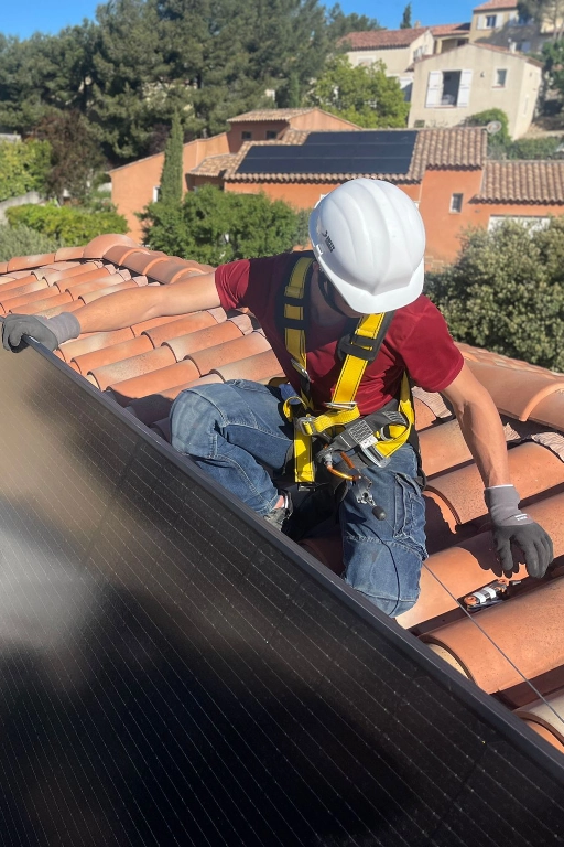 photovoltaique technicien fixation les pennes mirabeau Technicien Sérénit'Aix en intervention sur les fixations de panneaux solaires en toiture aux Pennes Mirabeau