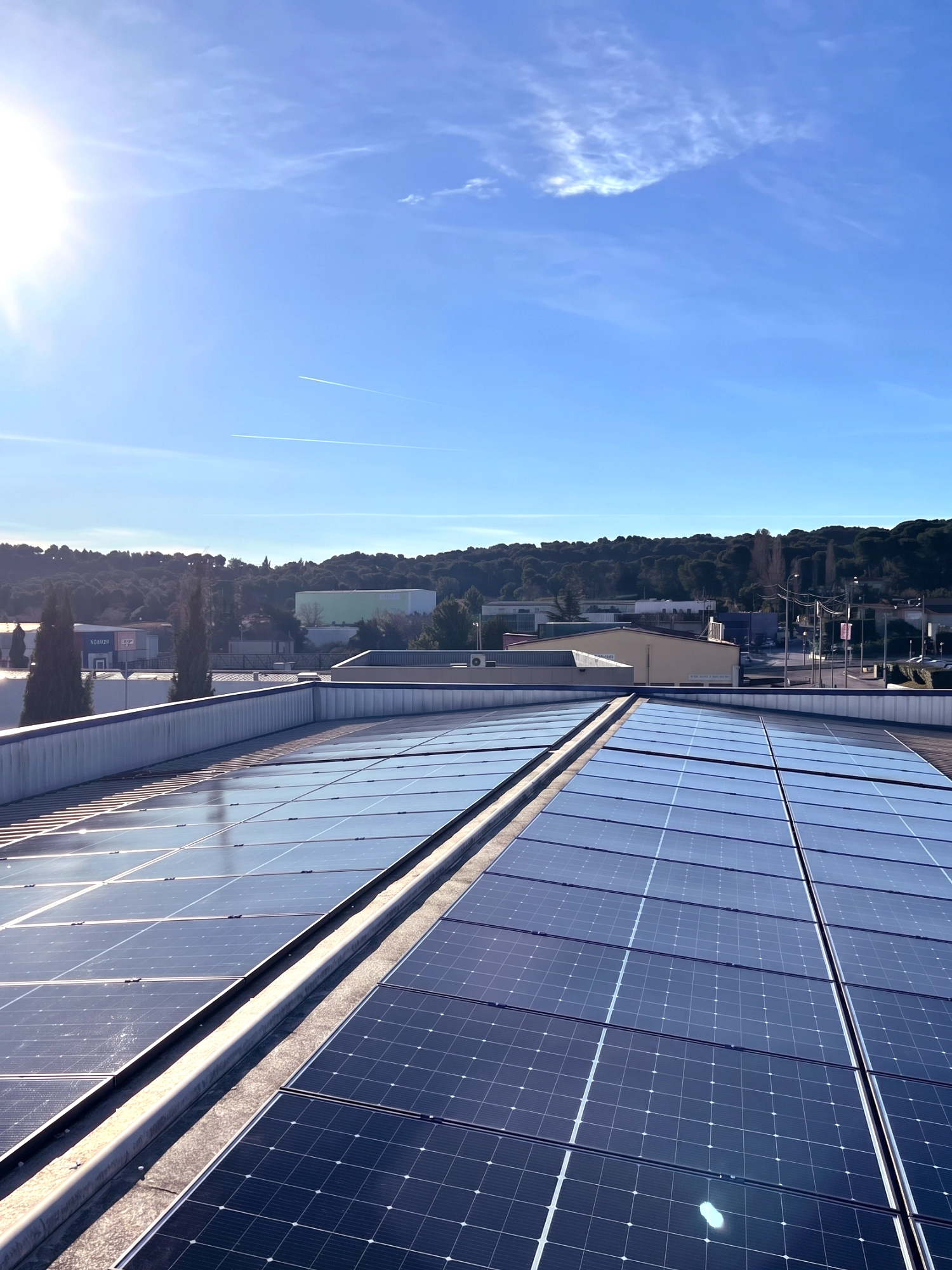 Panneaux solaires sur toit, ciel dégagé.