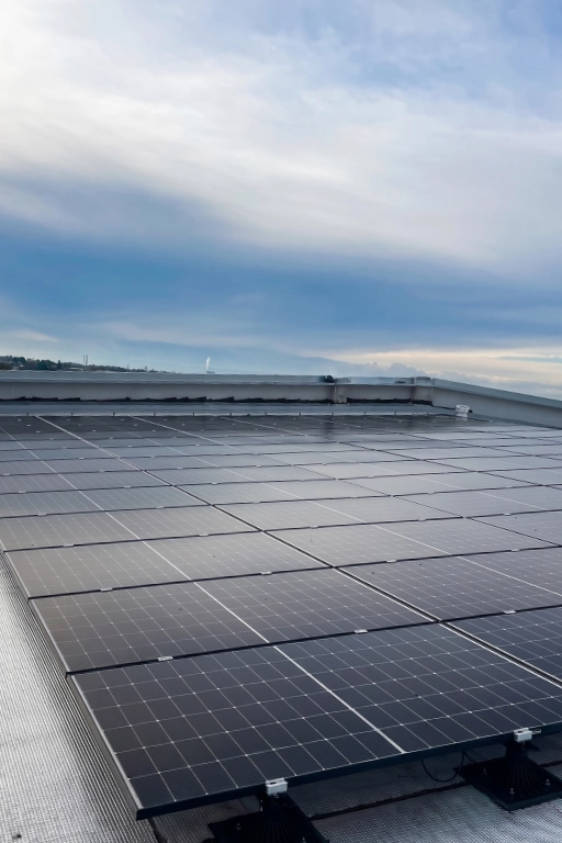 réalisation d’une centrale de panneaux solaires sur toiture industrielle dans les bouches du rhône. Réalisation d'une centrale de panneaux solaires sur toiture industrielle dans les Bouches-du-Rhône.