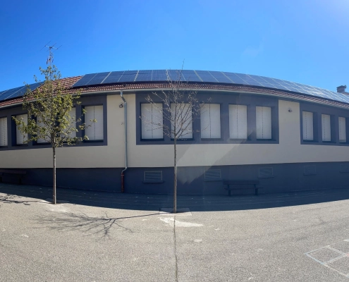 Centrale photovoltaïque de 41 kWc réhabilitée par Sérénit'Aix sur la toiture d'un établissement scolaire à Gap