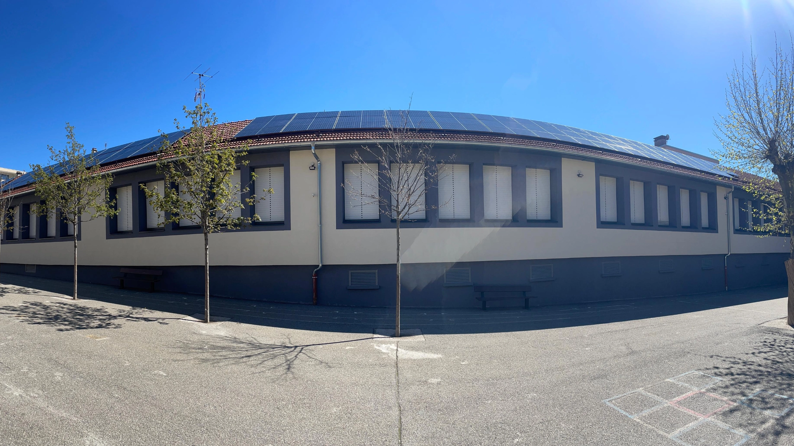 Centrale photovoltaïque de 41 kWc réhabilitée par Sérénit'Aix sur la toiture d'un établissement scolaire à Gap